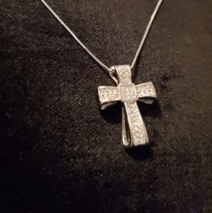 14k Diamond cross necklace 💎